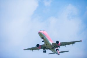 飛行機に立ち席、牛丼屋が居酒屋